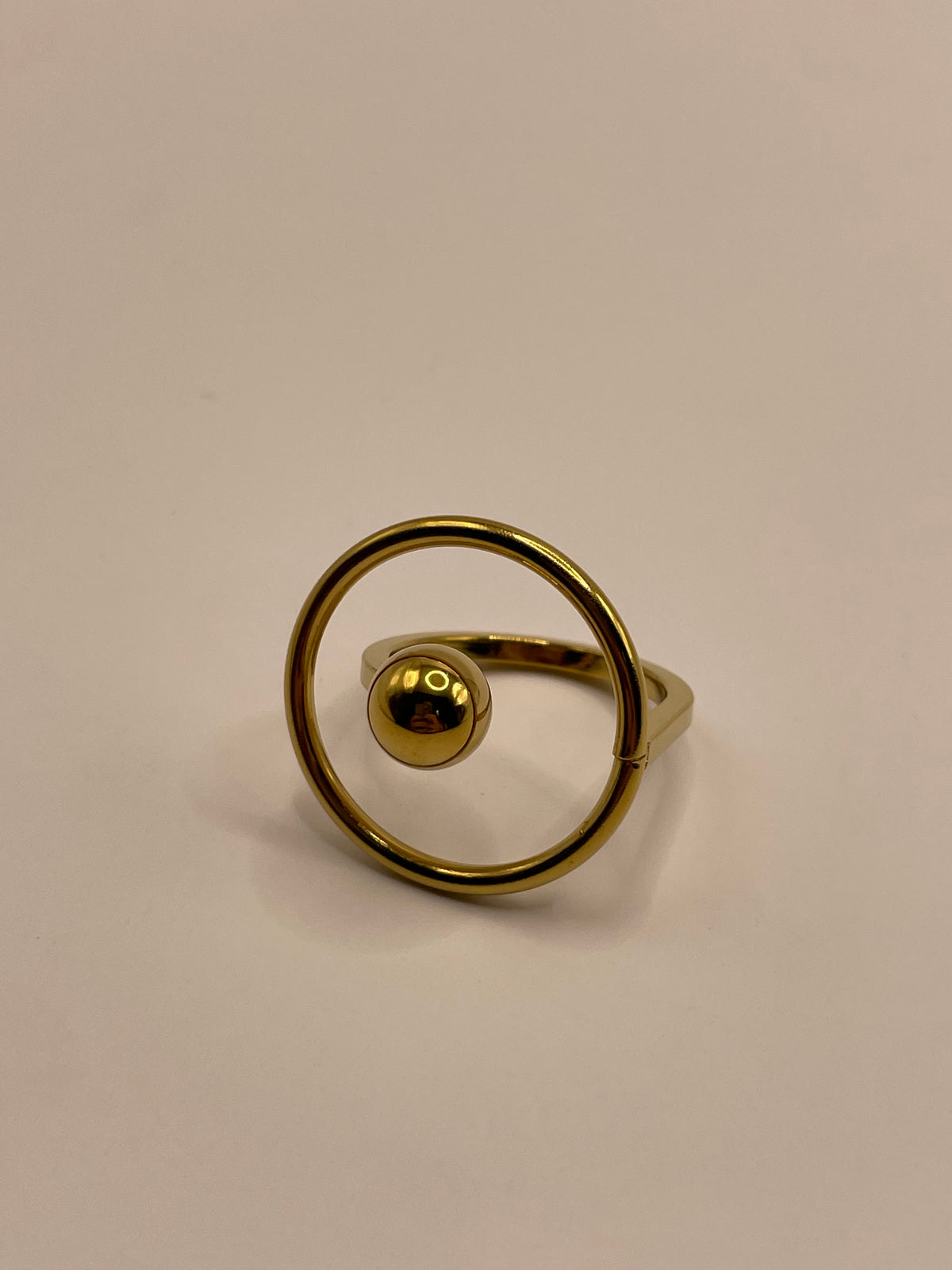 ANILLO CIRCULO PERLA AL CENTRO DORADO