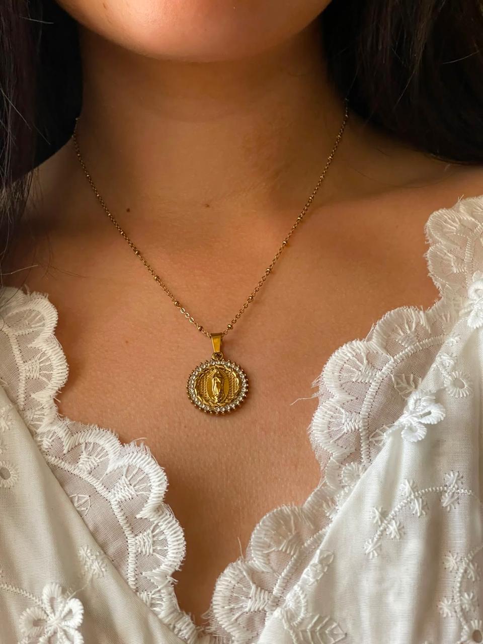 COLLAR VIRGEN GLOW DORADO