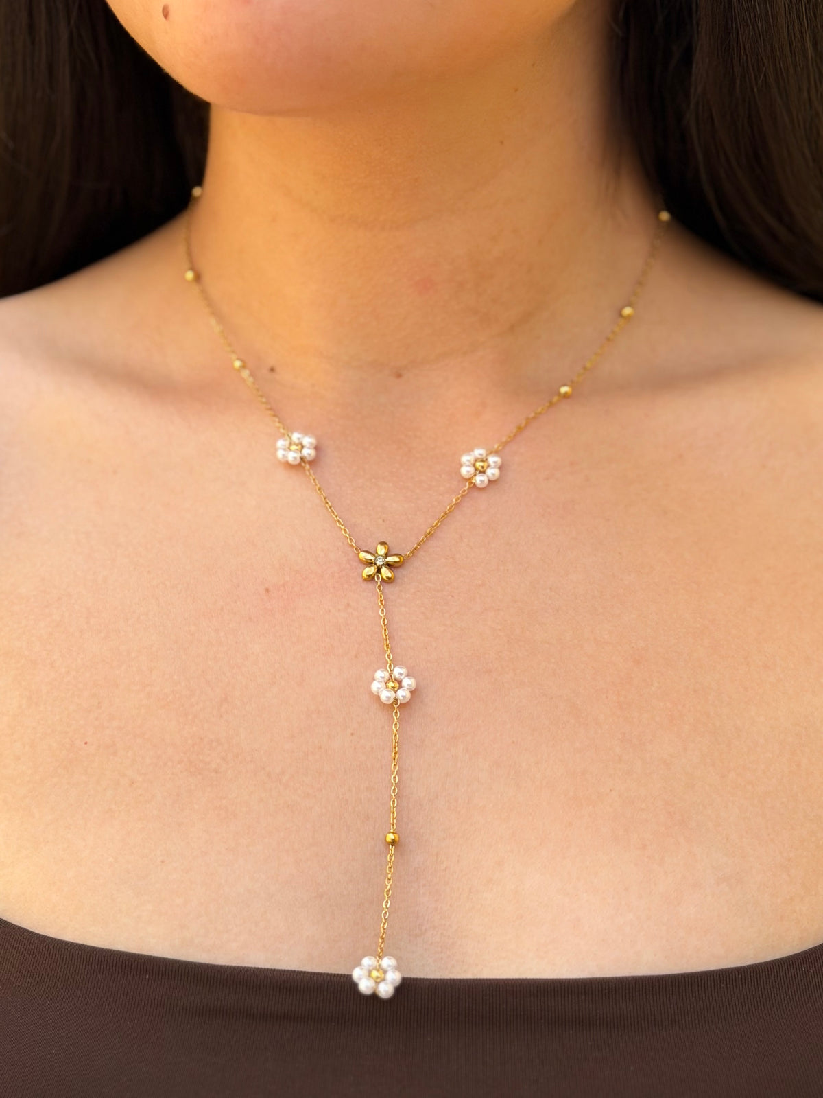 COLLAR FLOR BLANCO DORADO