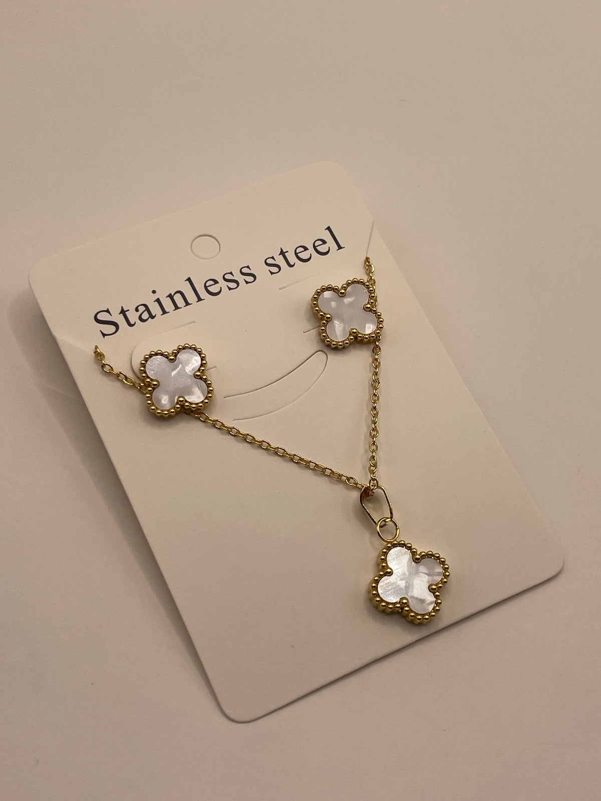 CONJUNTO DORADO TREBOL BLANCA