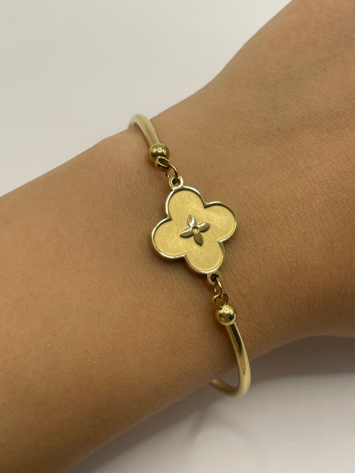 PULSERA TREBOL RIGIDA