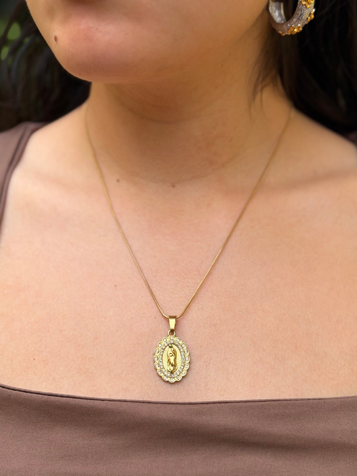 COLLAR VIRGEN DORADO