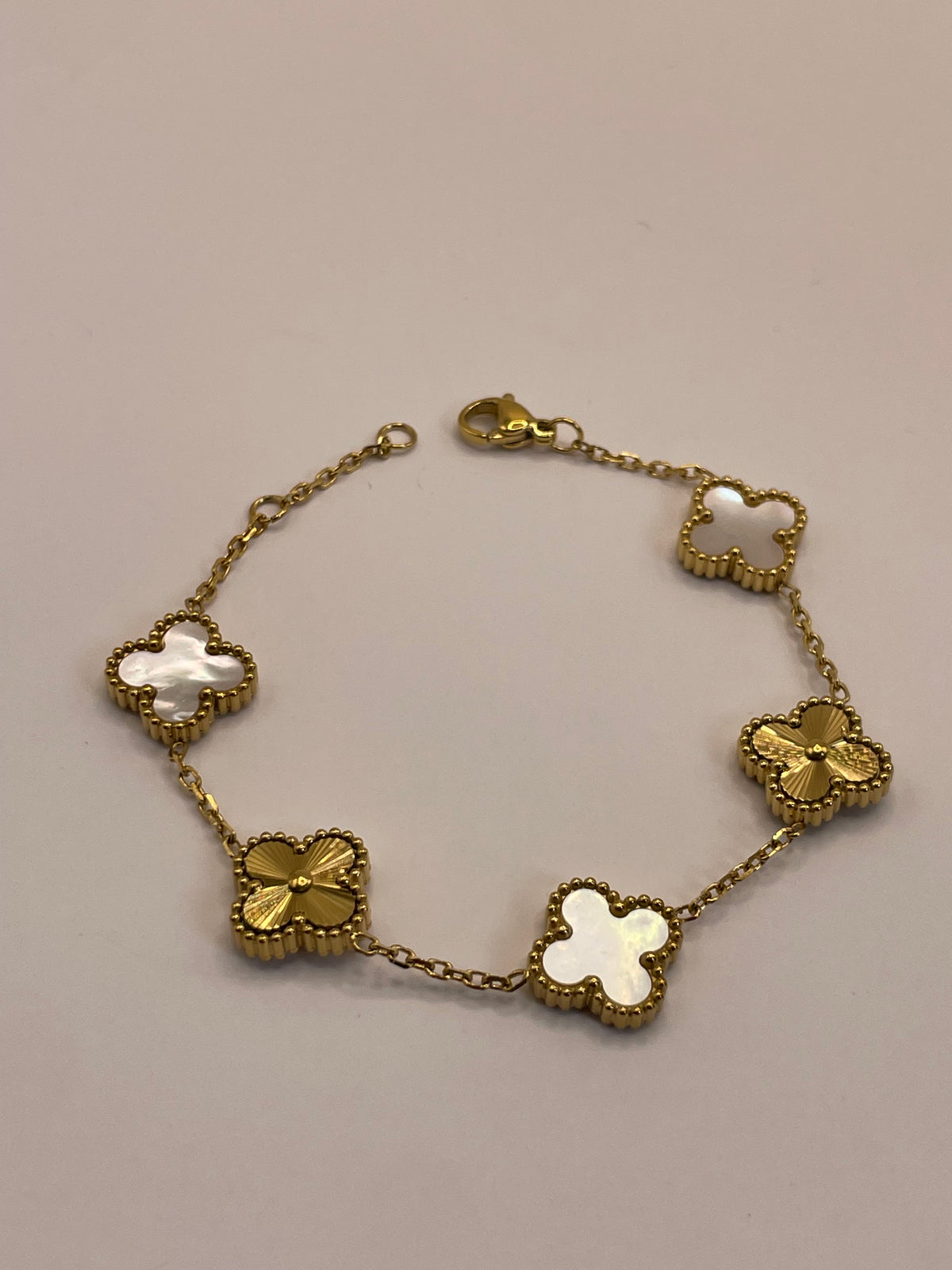 PULSERA TREBOL DORADA BLANCO
