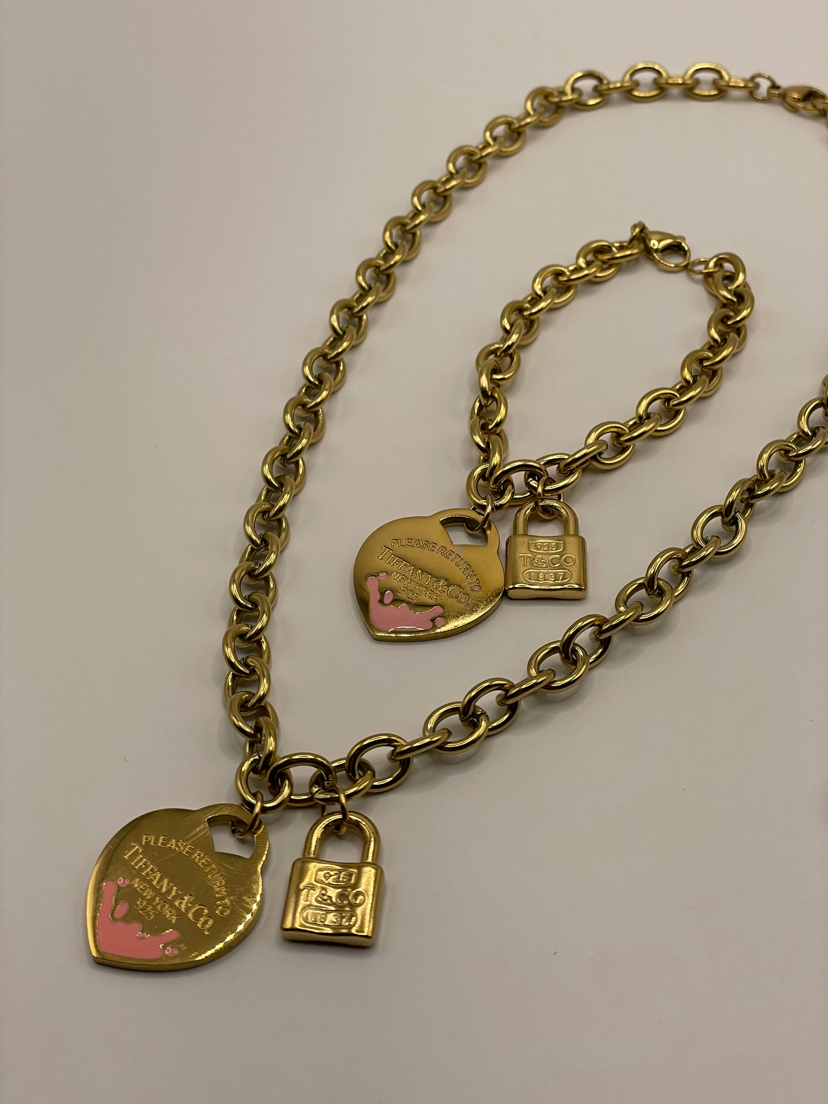 CONJUNTO TIFFANY DORADO CORAZON ROSA