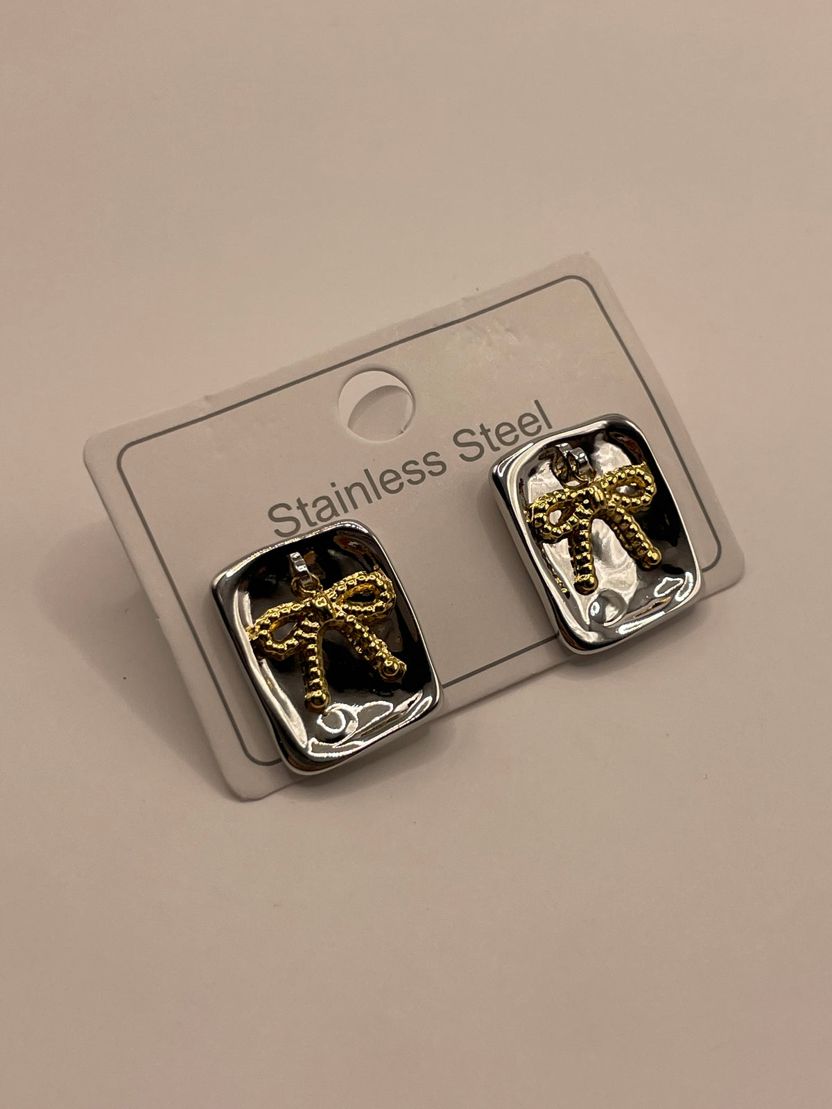 ARETES CUADRADOS MOÑO DORADO
