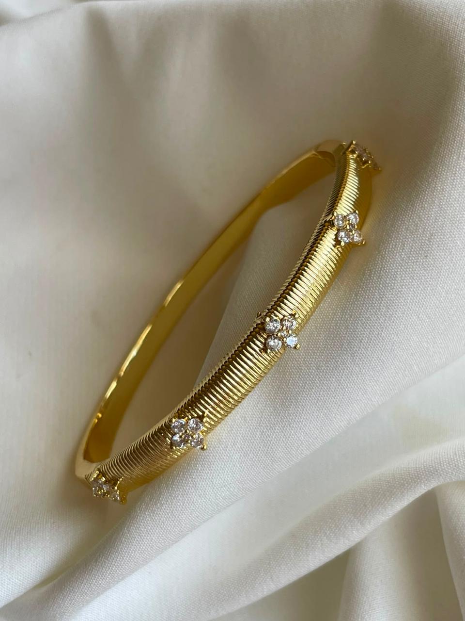 PULSERA DORADA TREBOLES CHICOS