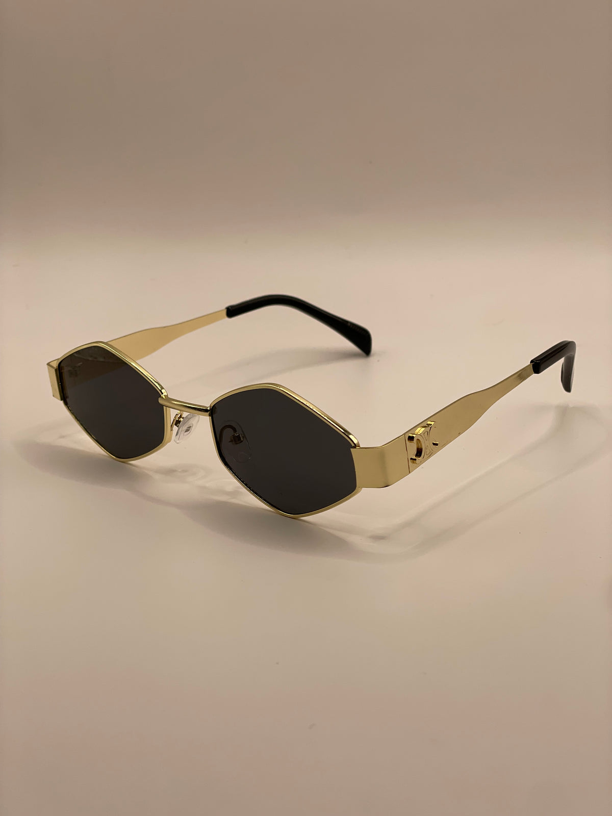 LENTE ROMBO DORADO CON NEGRO