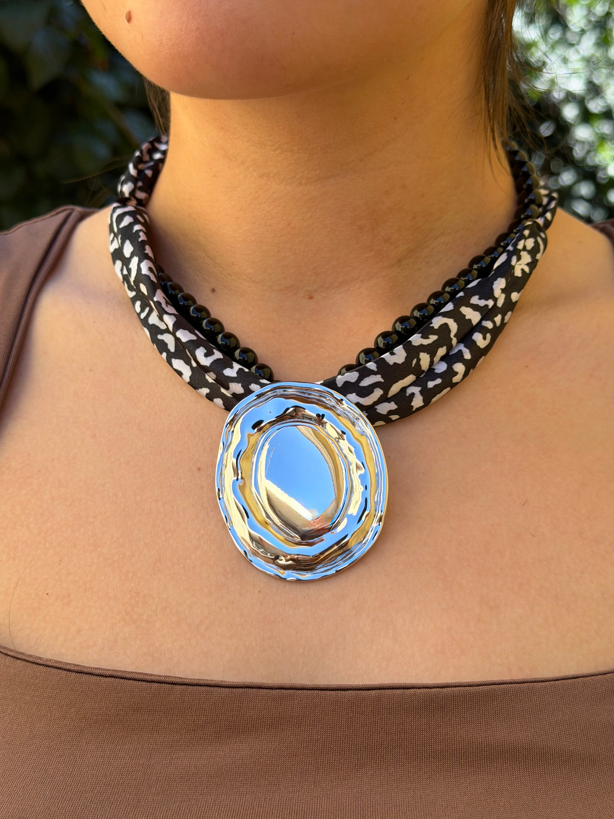 COLLAR LEOPARDO NEGRO