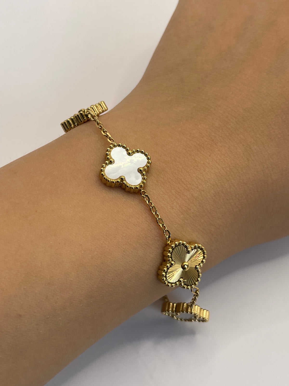 PULSERA TREBOL DORADA BLANCO