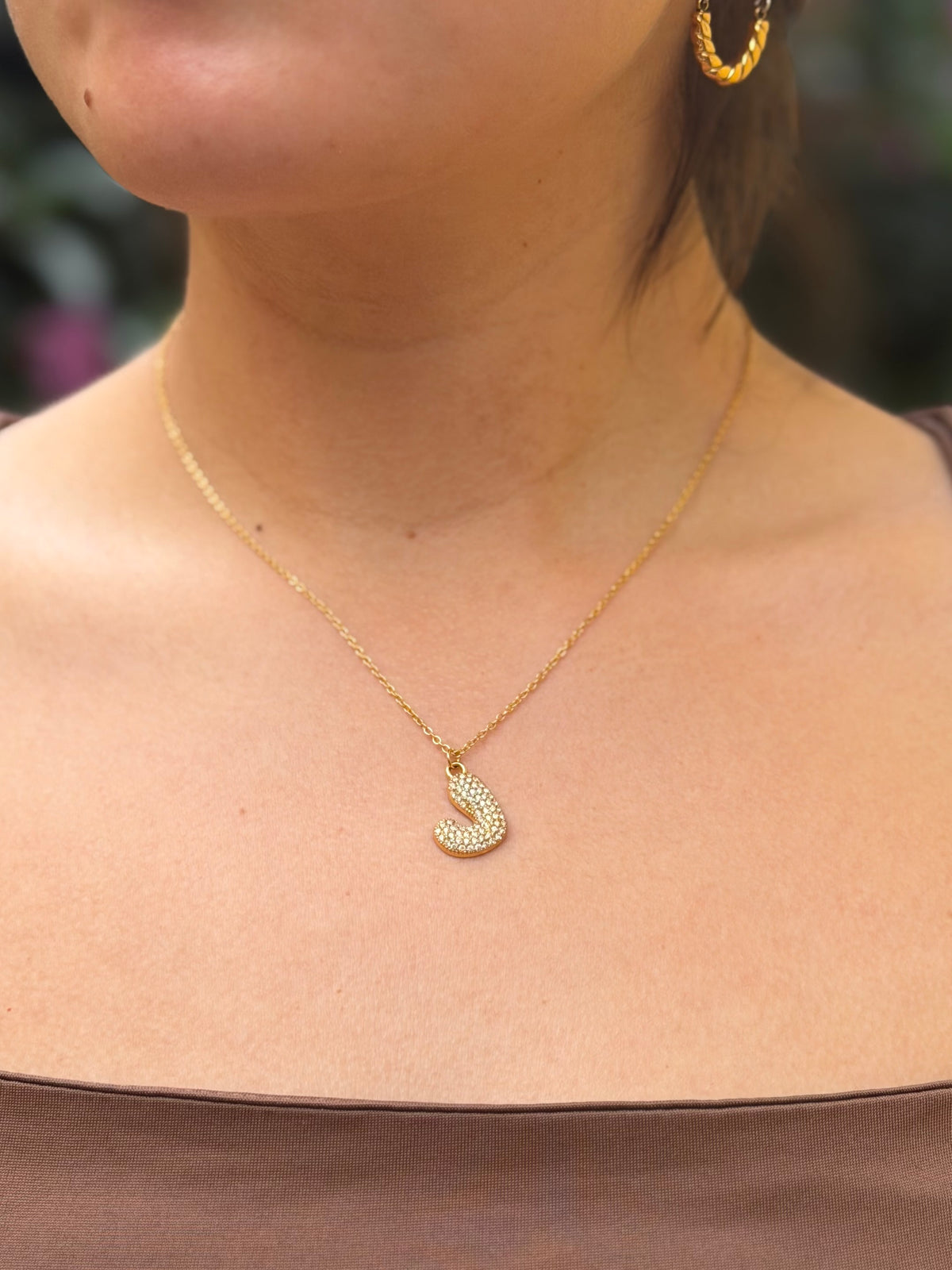 COLLAR J GLOW DORADO