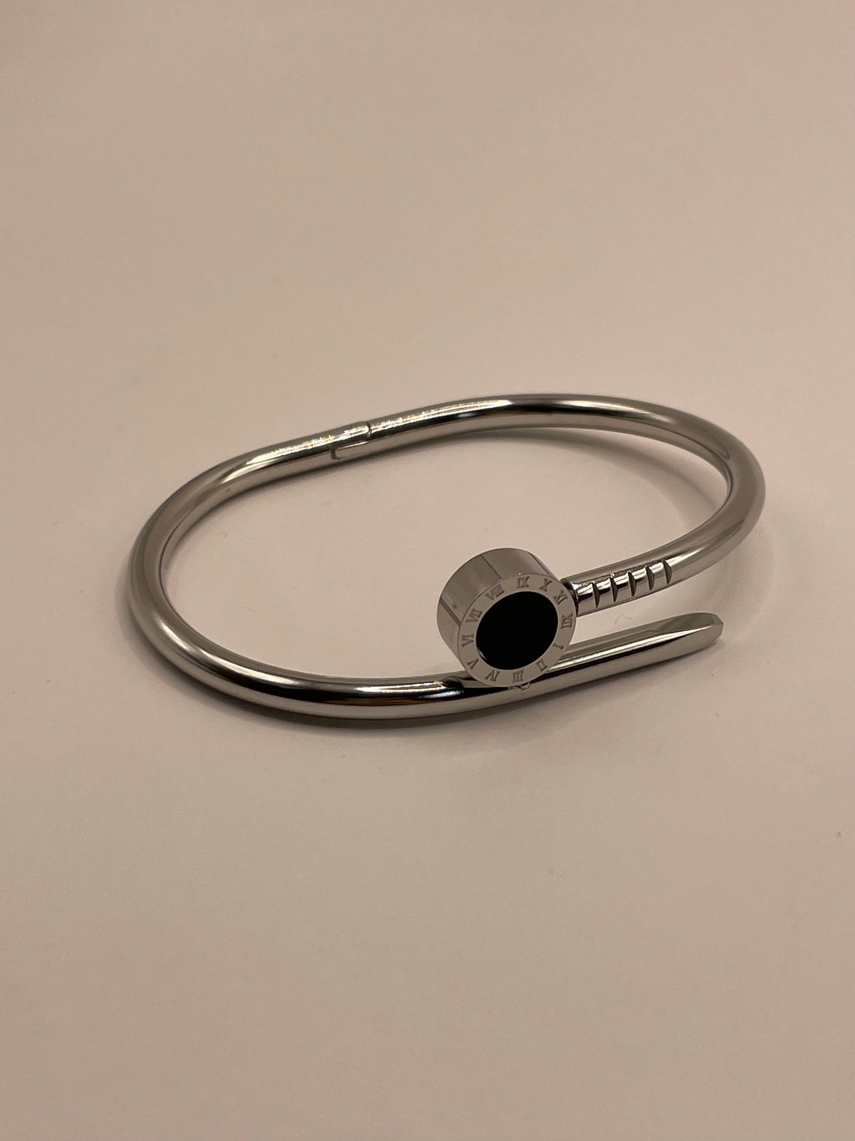 PULSERA CLAVO NEGRA PLATA