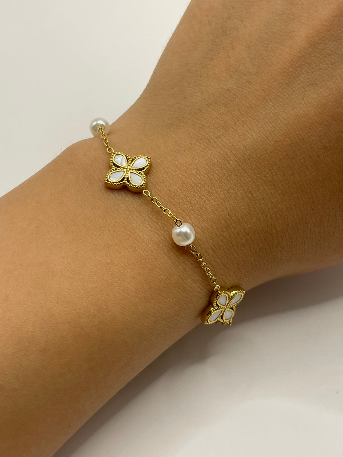 PULSERA TREBOL PERLA DORADA