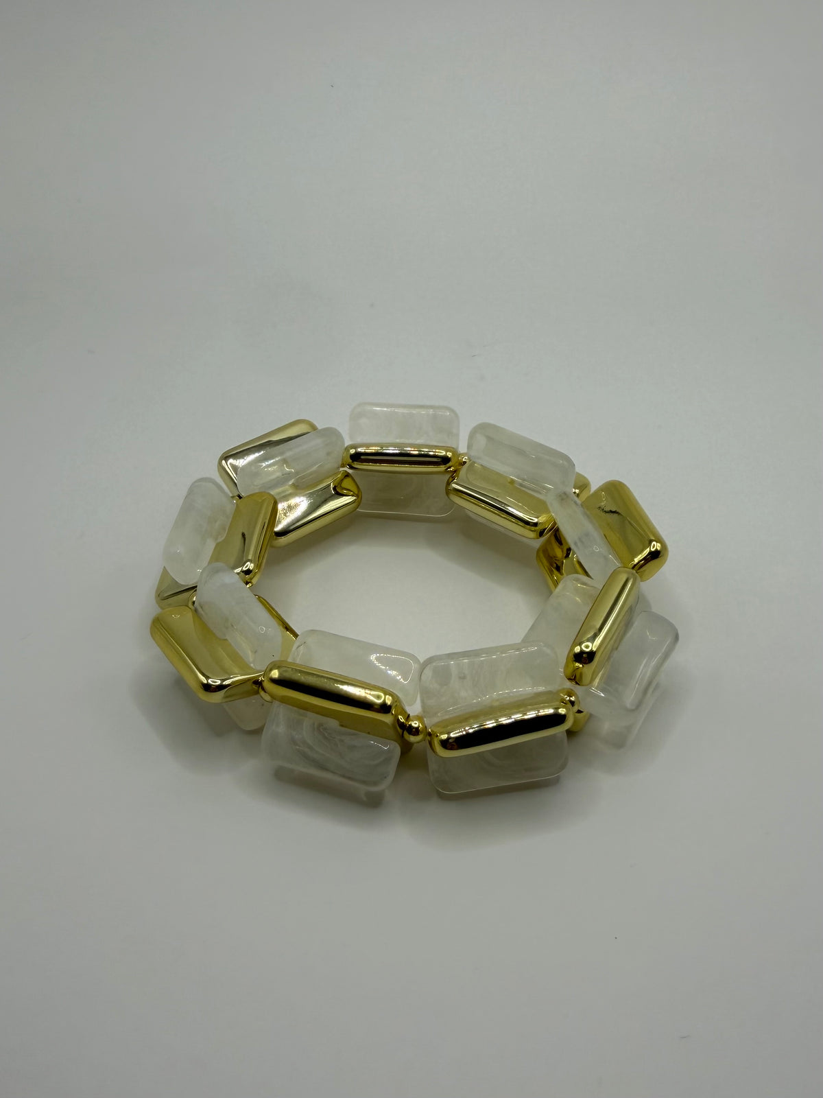 PULSERA RESINA COMBINADA DORADO Y BLANCO