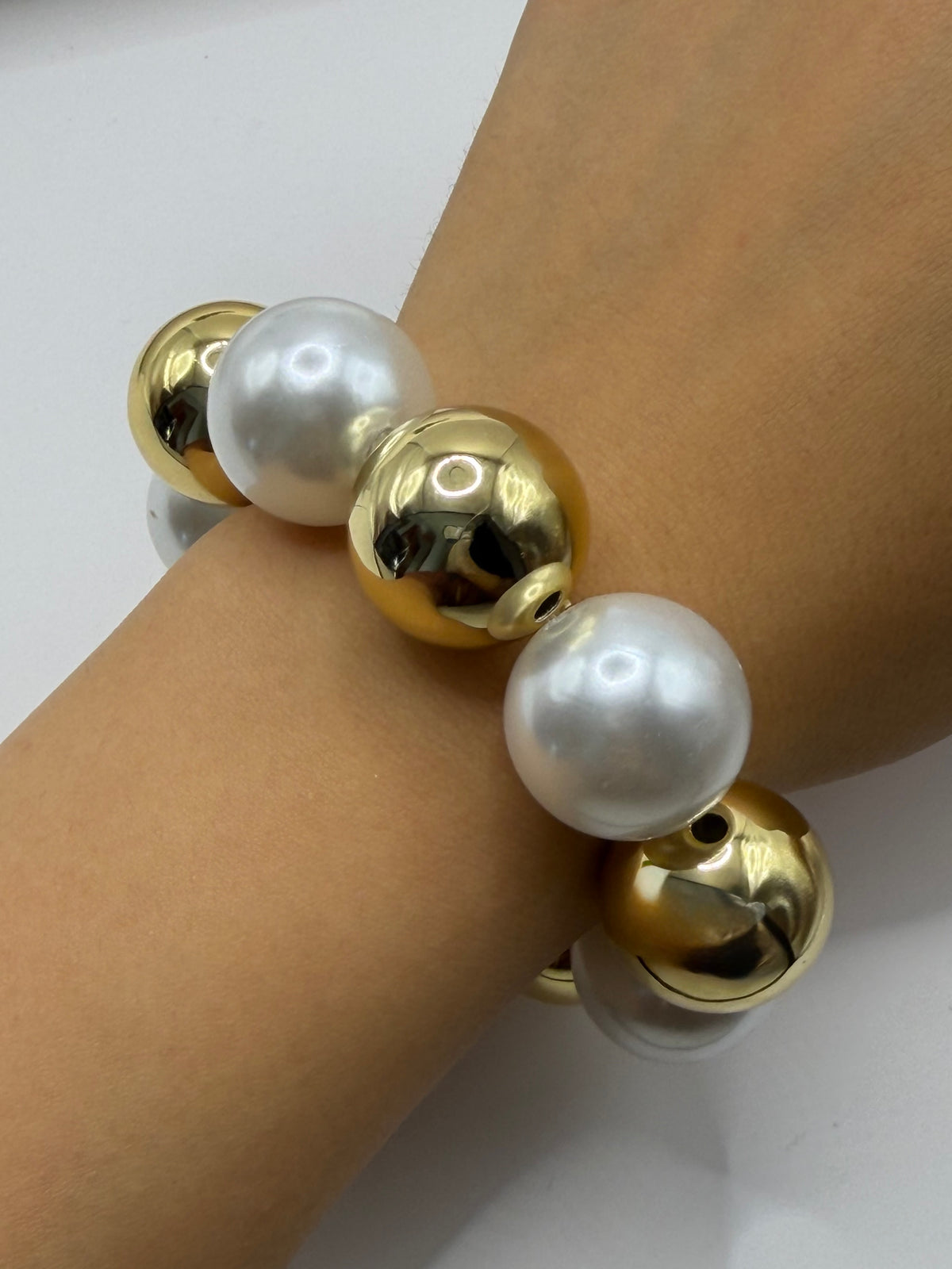 PULSERA RESINA CUENCAS DORADA Y PERLA