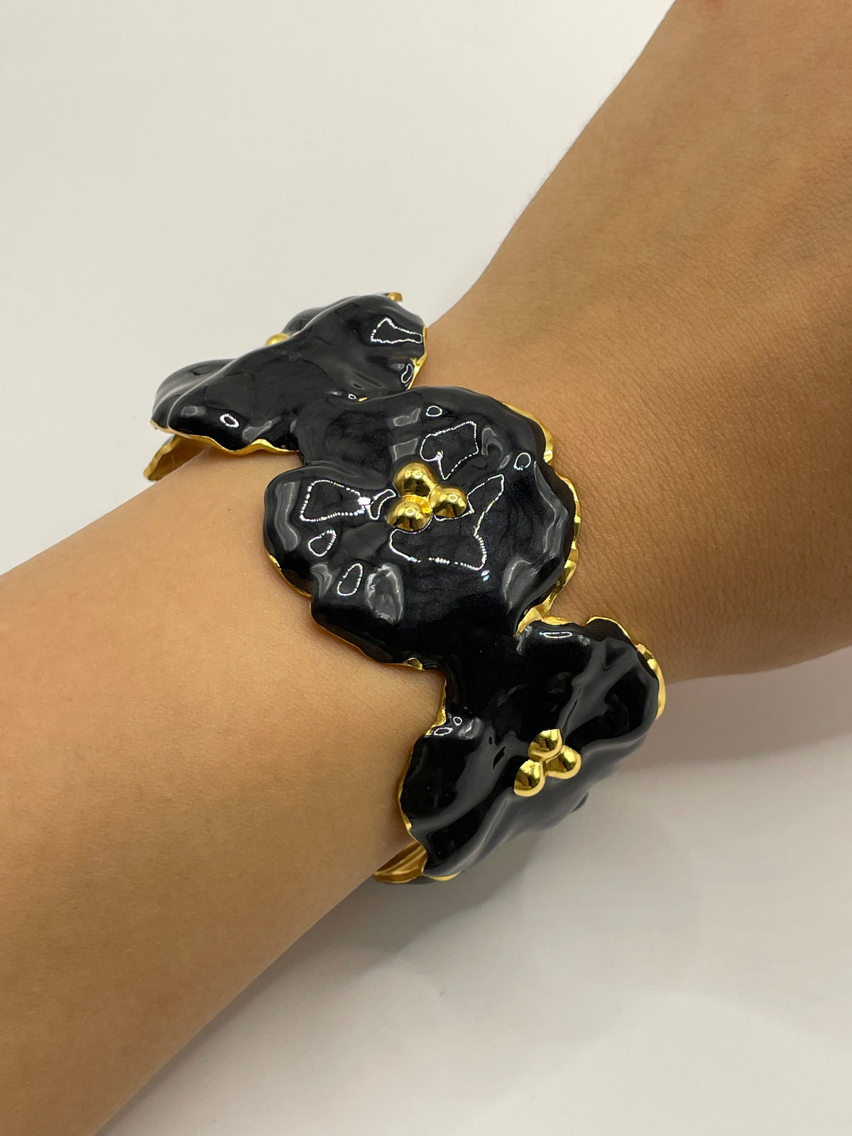 PULSERA FLOR NEGRA DORADA