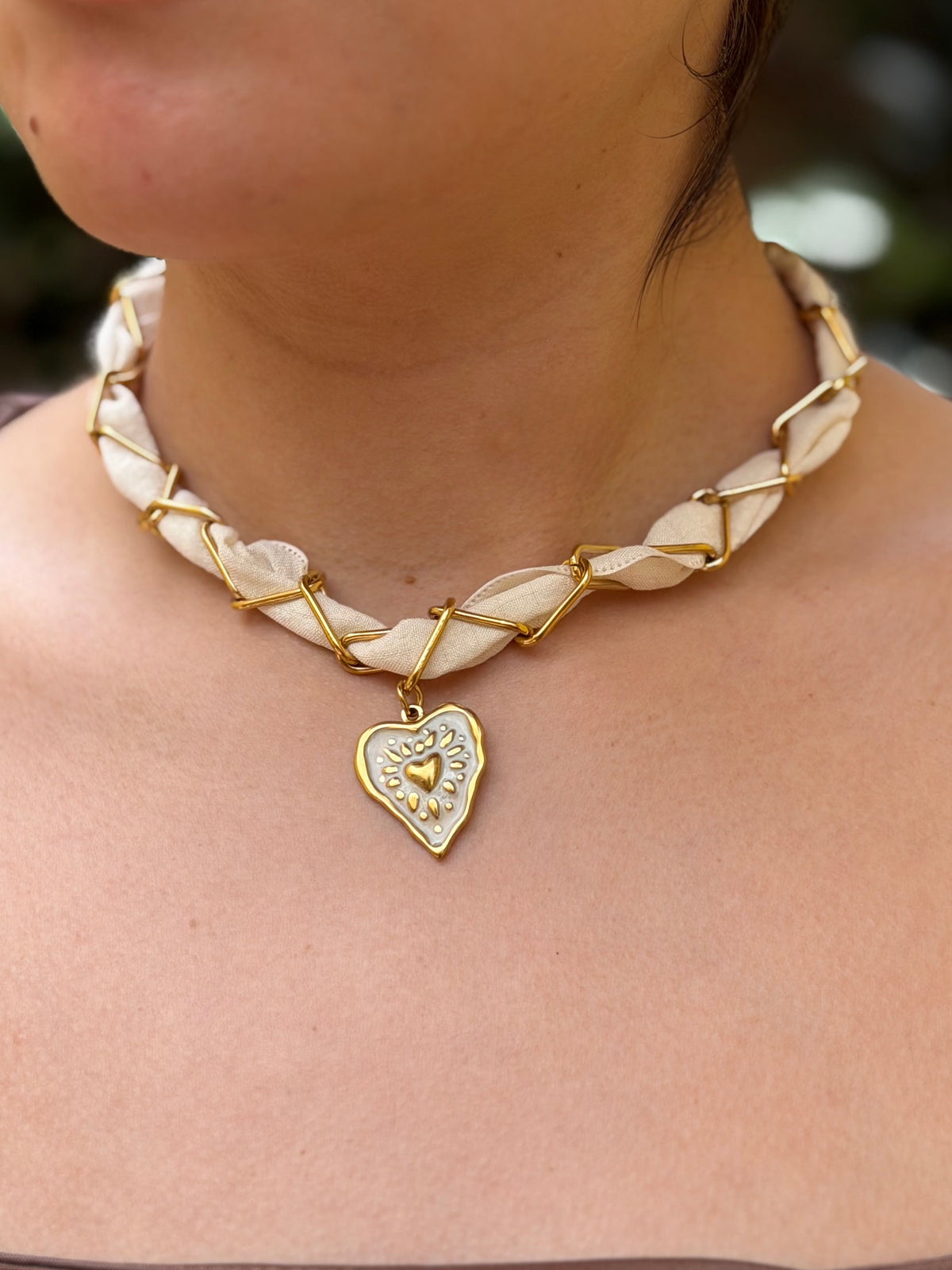 COLLAR CORAZON BLANCO