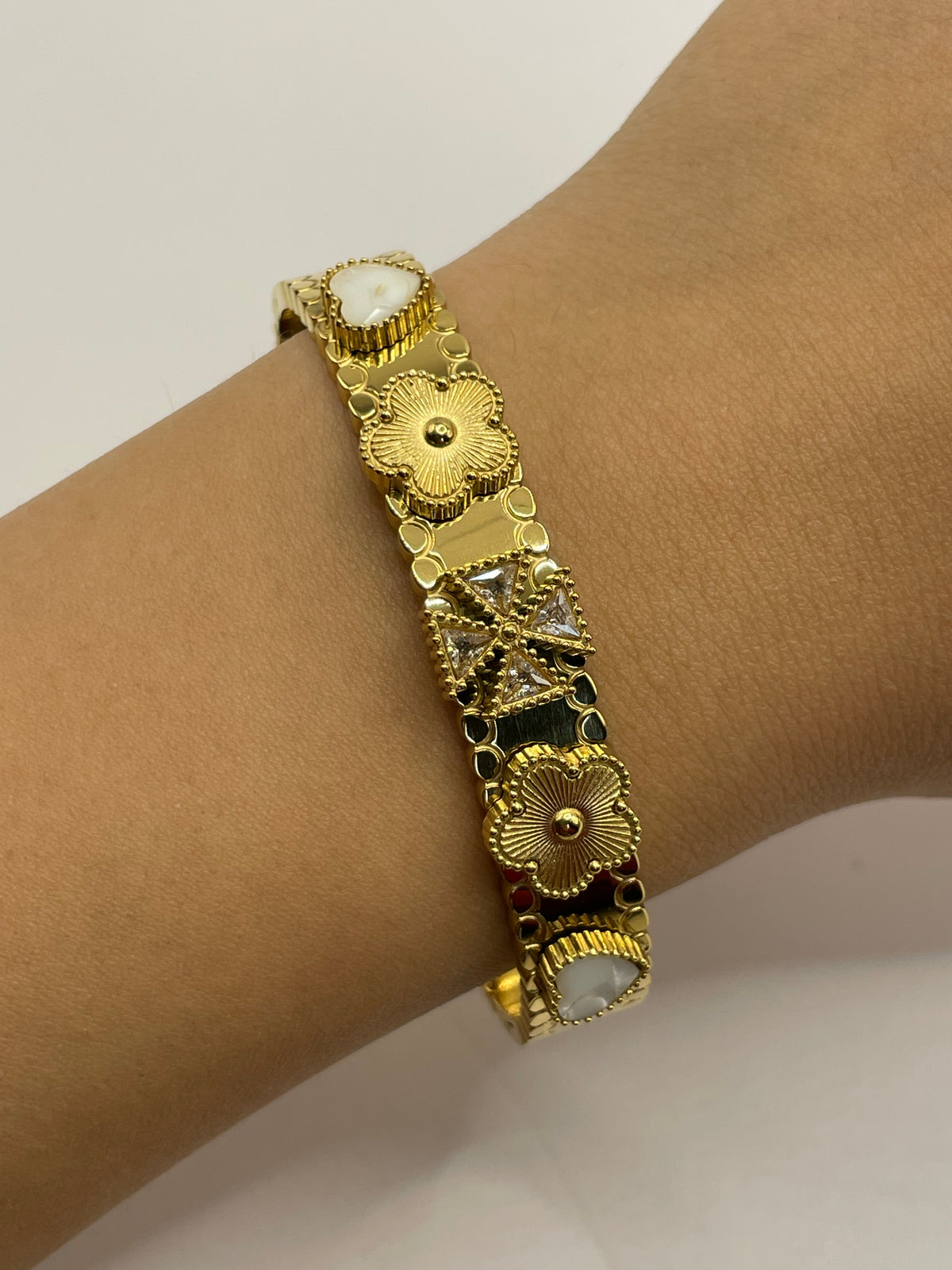 PULSERA GRUESA CORAZONES BLANCOS