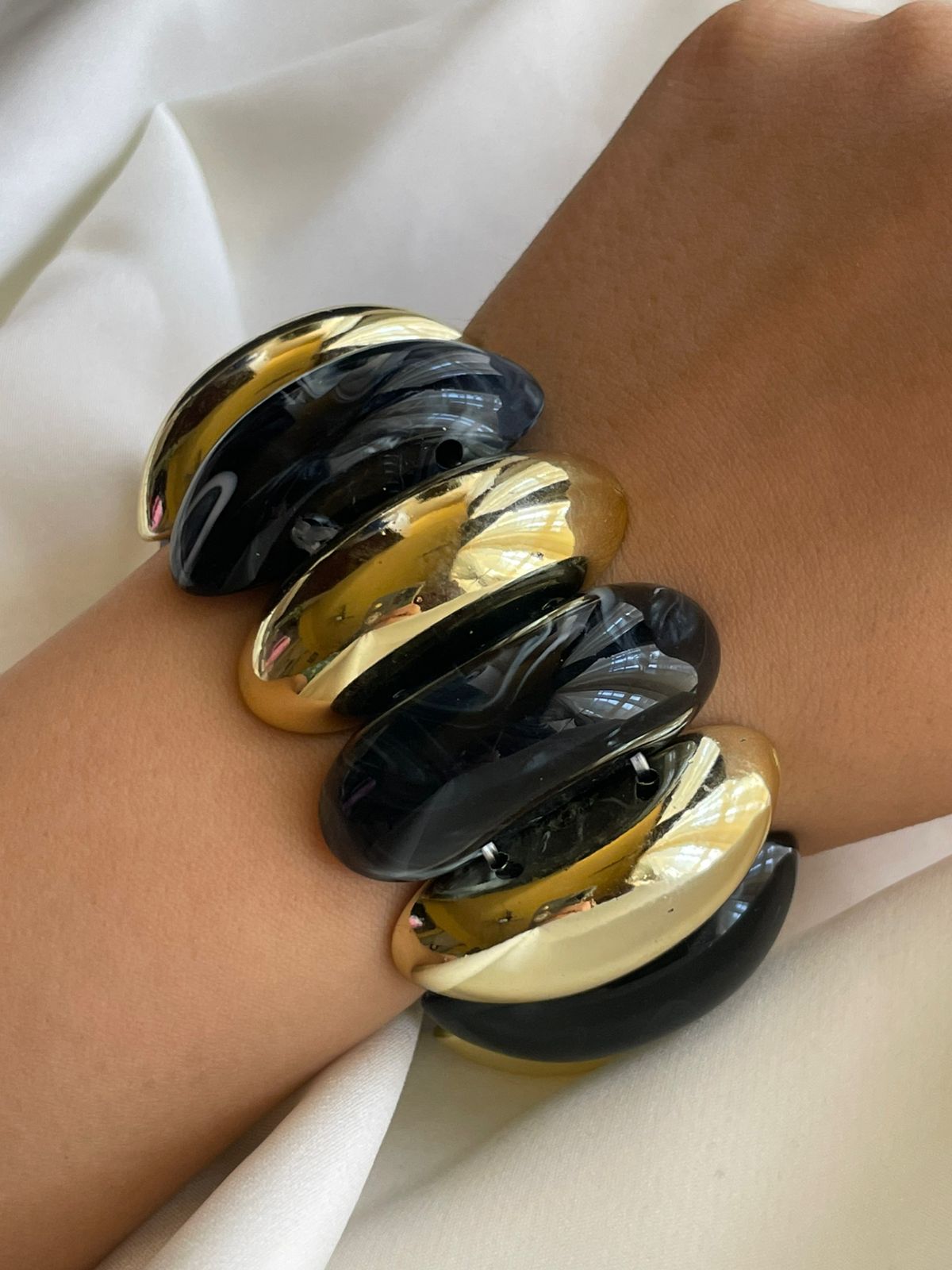 PULSERA RESINA NEGRA CON DORADO