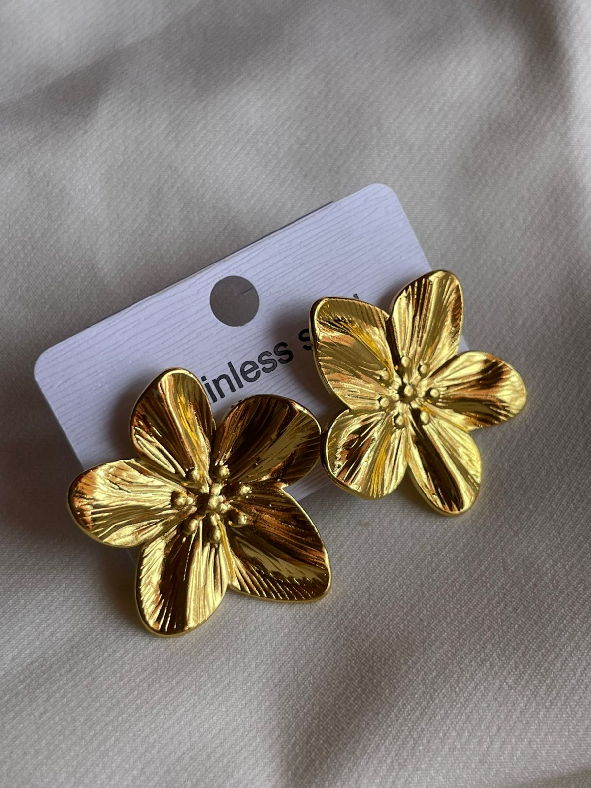 ARETES SAKURA DORADOS
