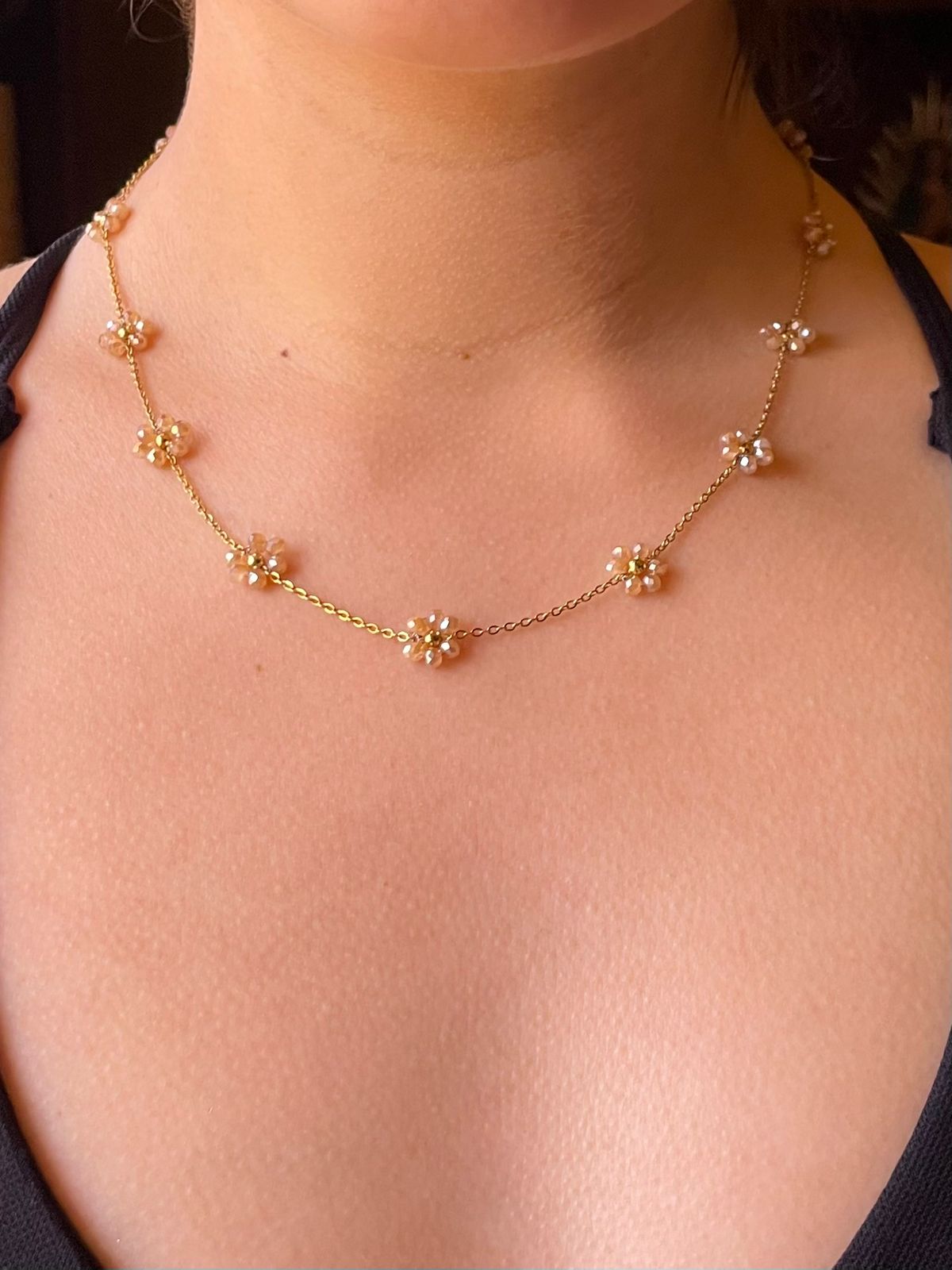 COLLAR FLORES FINAS BEIGE
