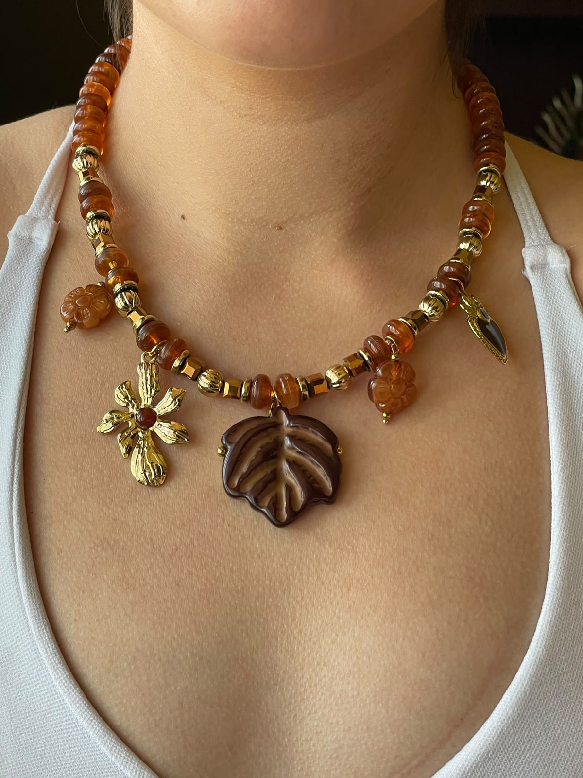 COLLAR HOJA CAFE